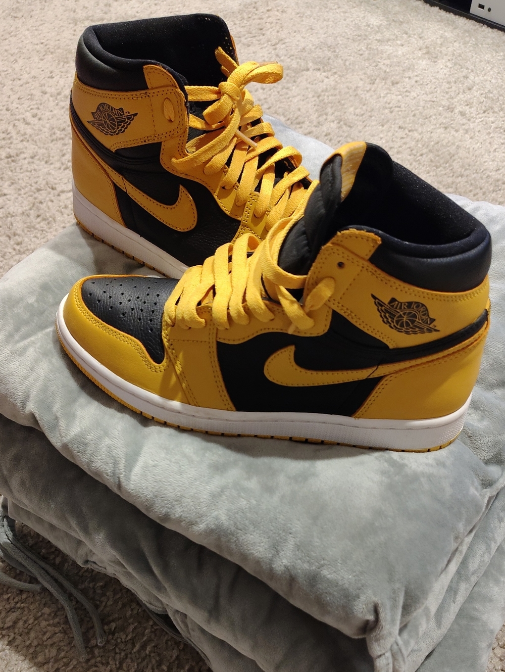 Nike Air Jordan 1 Mid - Black & Yellow